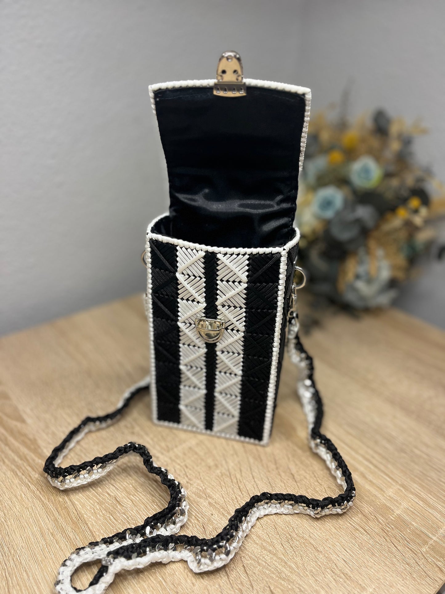 MINI ISIS - Negro y Blanco